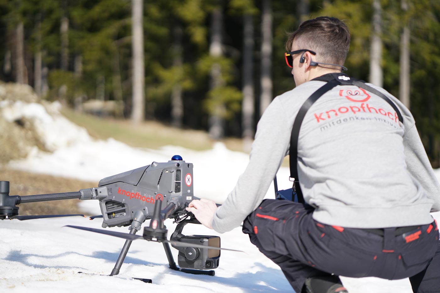 Drohnenpilot im Schnee