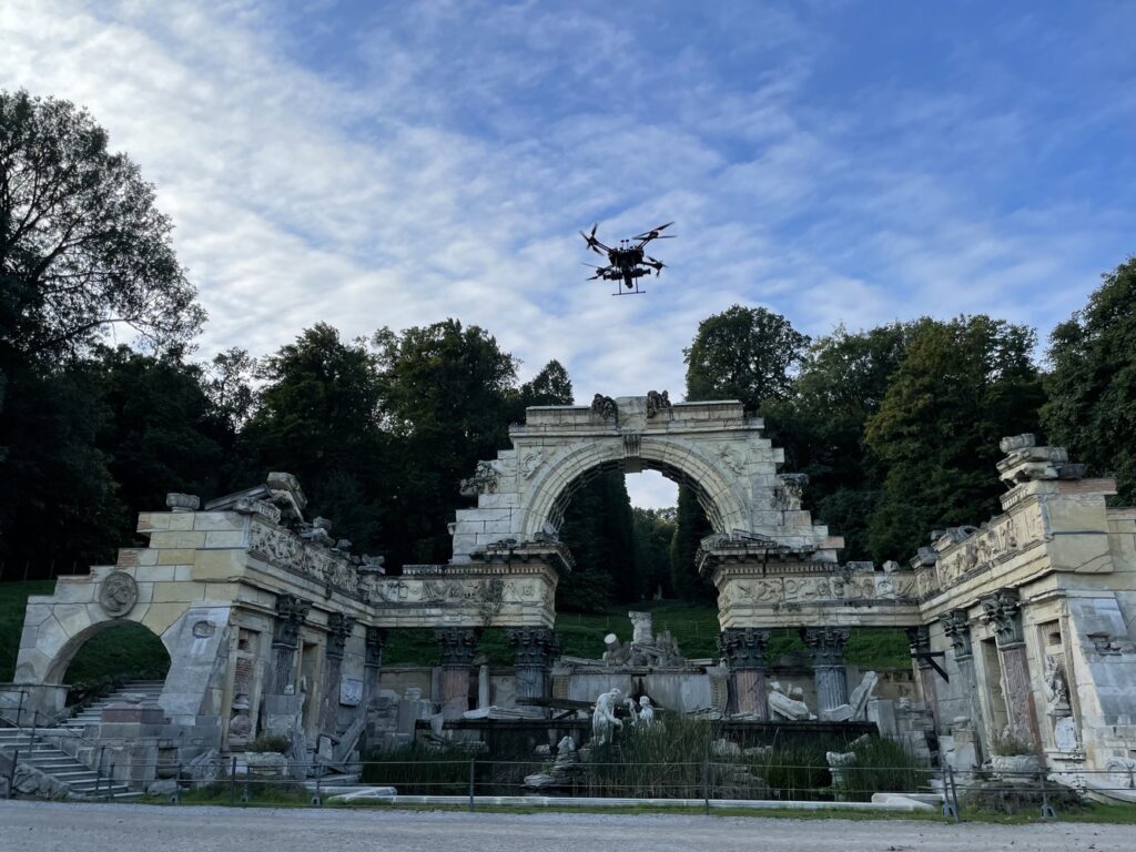 Drohne vor Schloss